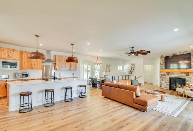 2 Mi To Lake: Stunning Twin Lakes Home W/ Deck