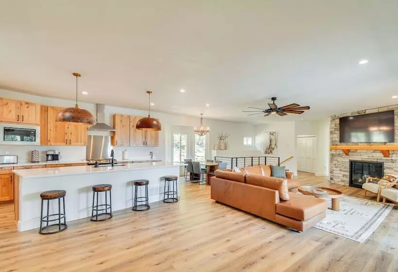 2 Mi To Lake: Stunning Twin Lakes Home W/ Deck