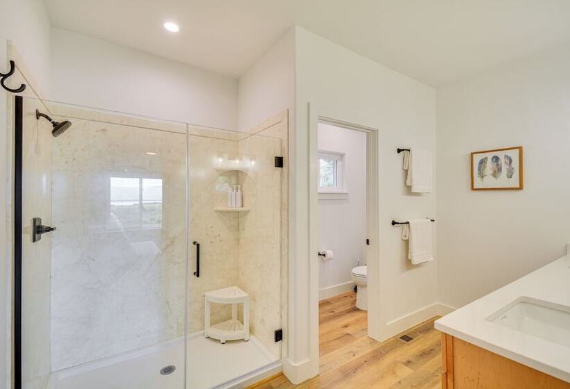 2 Mi To Lake: Stunning Twin Lakes Home W/ Deck