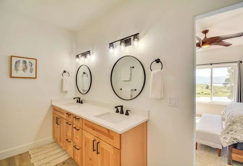 2 Mi To Lake: Stunning Twin Lakes Home W/ Deck