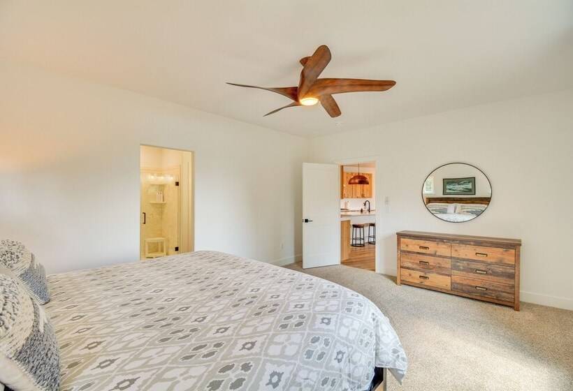 2 Mi To Lake: Stunning Twin Lakes Home W/ Deck