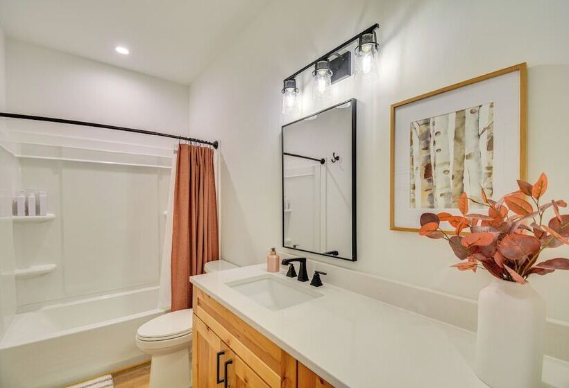 2 Mi To Lake: Stunning Twin Lakes Home W/ Deck