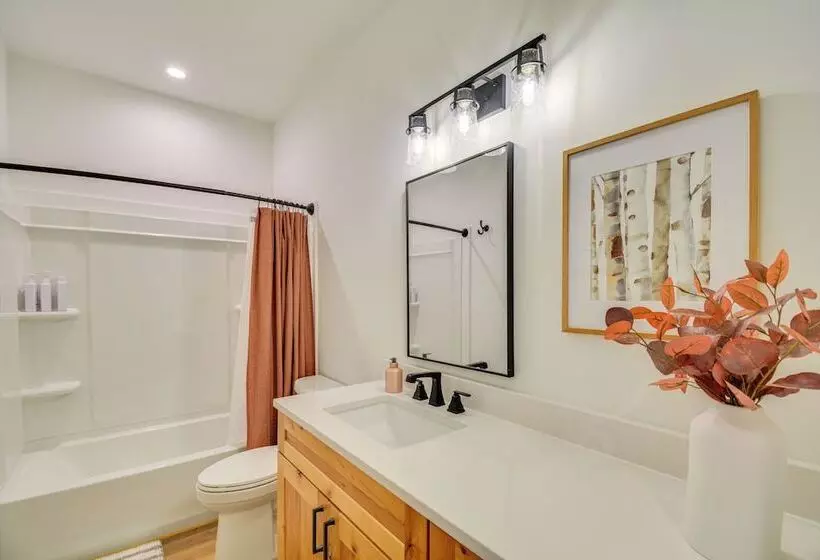 2 Mi To Lake: Stunning Twin Lakes Home W/ Deck