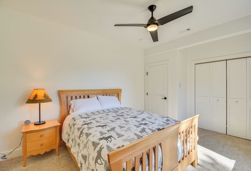 2 Mi To Lake: Stunning Twin Lakes Home W/ Deck