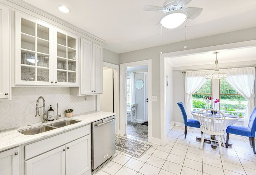 Bright South Haven Cottage ~ 2 Mi To Beach!