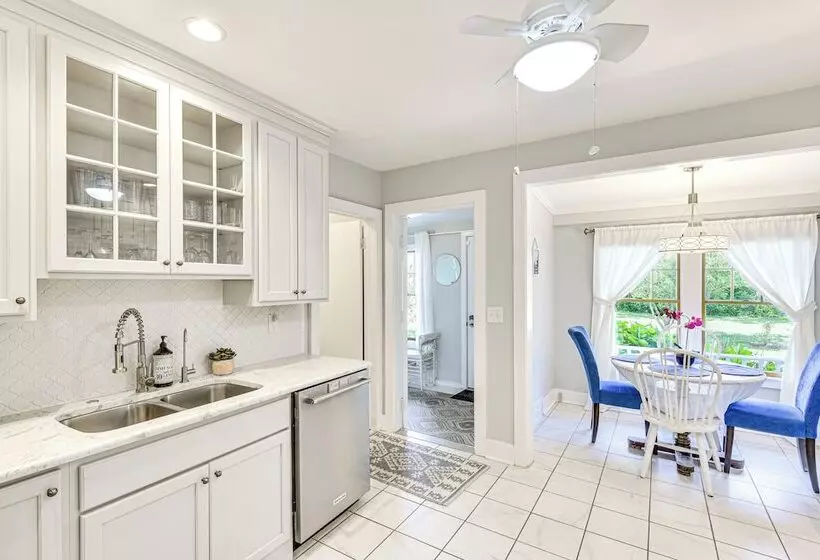 Bright South Haven Cottage ~ 2 Mi To Beach!