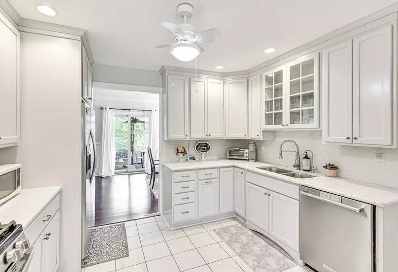 Bright South Haven Cottage ~ 2 Mi To Beach!