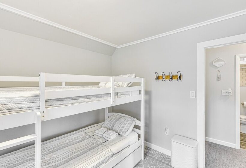 Bright South Haven Cottage ~ 2 Mi To Beach!