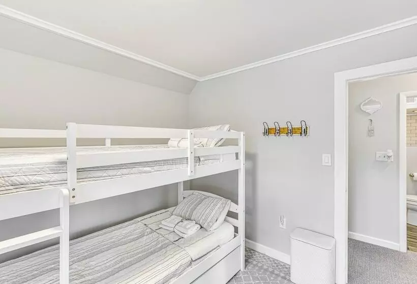 Bright South Haven Cottage ~ 2 Mi To Beach!