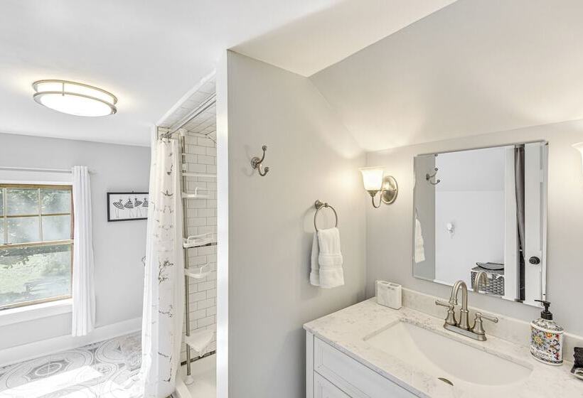 Bright South Haven Cottage ~ 2 Mi To Beach!