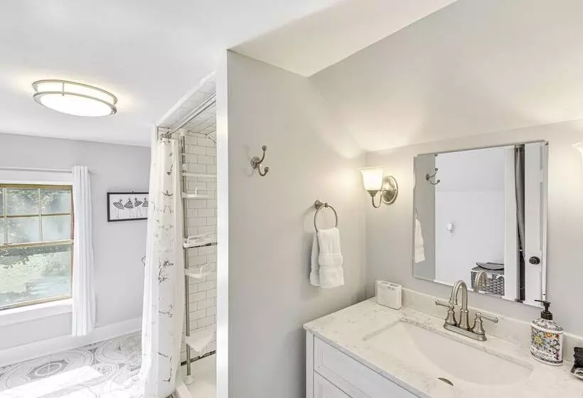 Bright South Haven Cottage ~ 2 Mi To Beach!