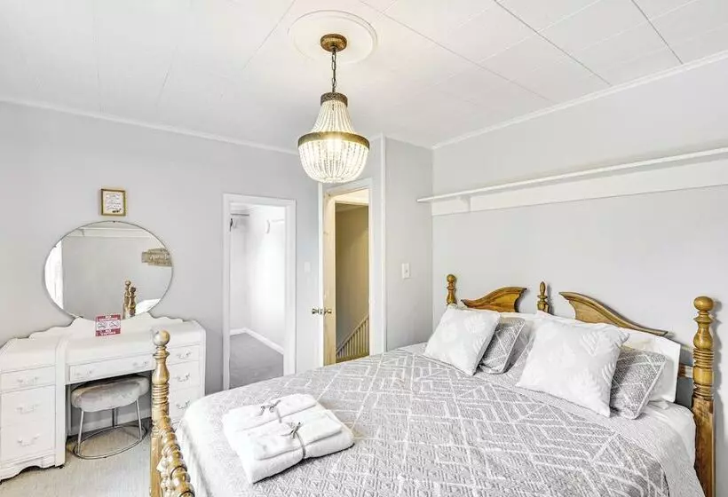Bright South Haven Cottage ~ 2 Mi To Beach!