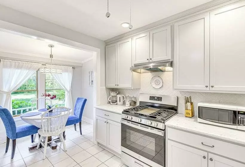 Bright South Haven Cottage ~ 2 Mi To Beach!