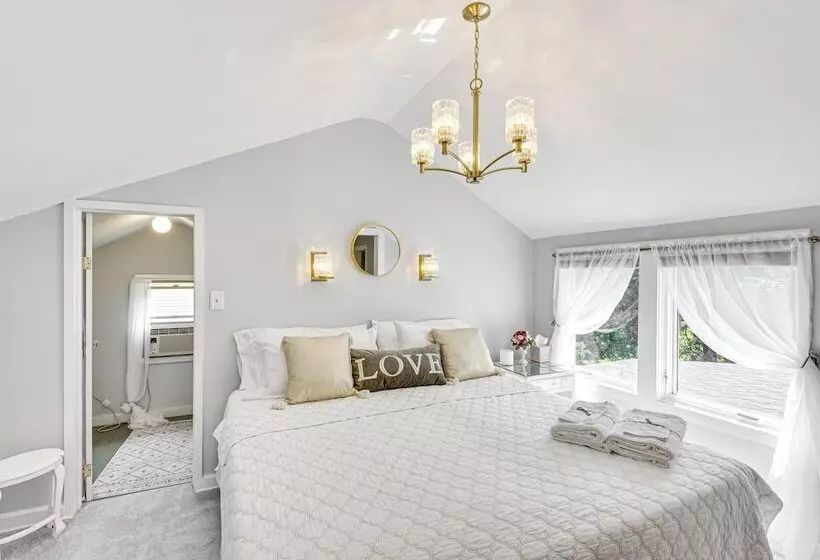 Bright South Haven Cottage ~ 2 Mi To Beach!