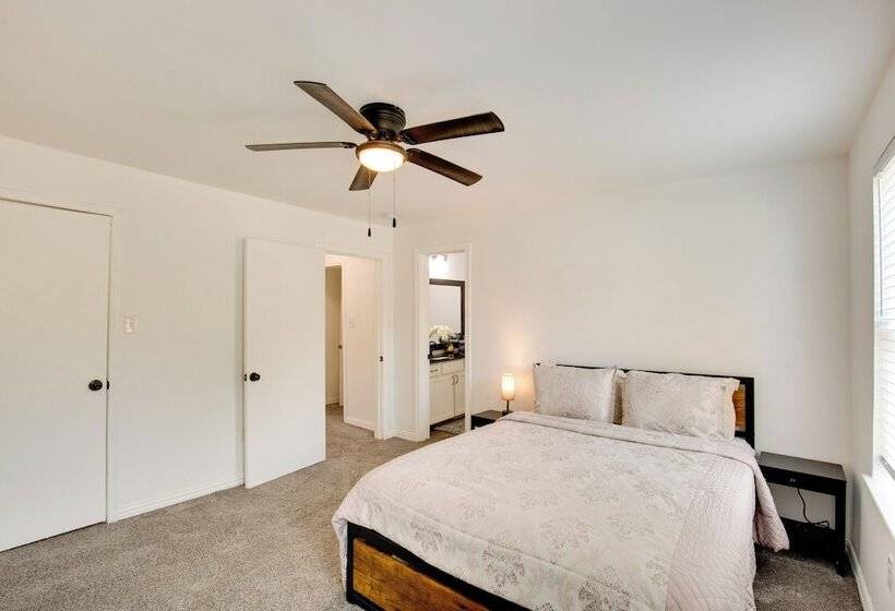 Cedar Hill Home W/ Fenced Patio, Grill & Foosball!