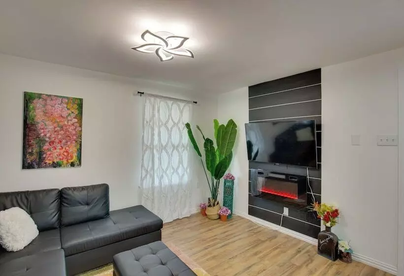 Cedar Hill Home W/ Fenced Patio, Grill & Foosball!