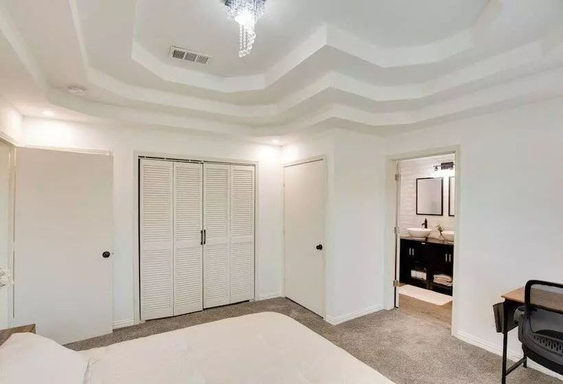 Cedar Hill Home W/ Fenced Patio, Grill & Foosball!
