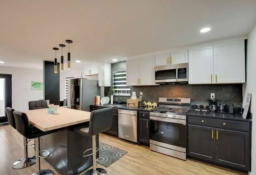 Cedar Hill Home W/ Fenced Patio, Grill & Foosball!