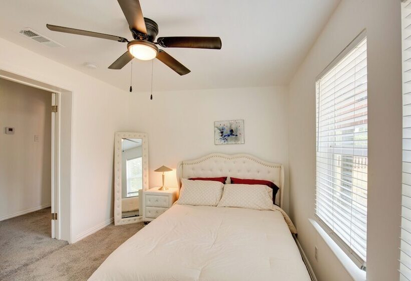 Cedar Hill Home W/ Fenced Patio, Grill & Foosball!