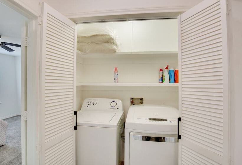 Cedar Hill Home W/ Fenced Patio, Grill & Foosball!