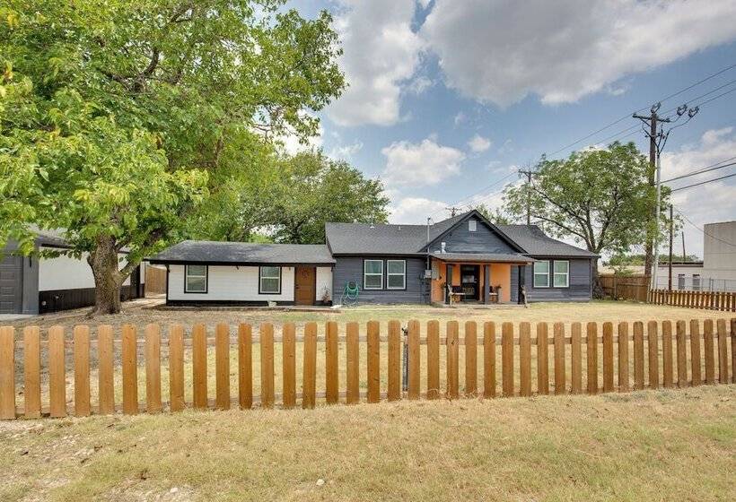 Cedar Hill Home W/ Fenced Patio, Grill & Foosball!