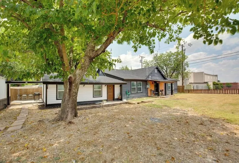 Cedar Hill Home W/ Fenced Patio, Grill & Foosball!