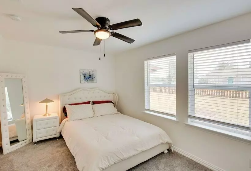 Cedar Hill Home W/ Fenced Patio, Grill & Foosball!