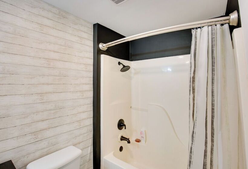 Cedar Hill Home W/ Fenced Patio, Grill & Foosball!