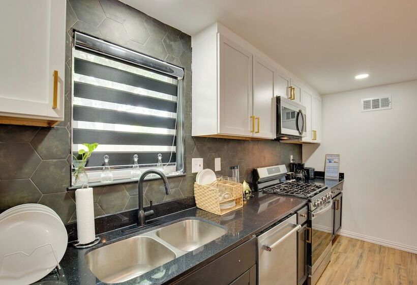 Cedar Hill Home W/ Fenced Patio, Grill & Foosball!