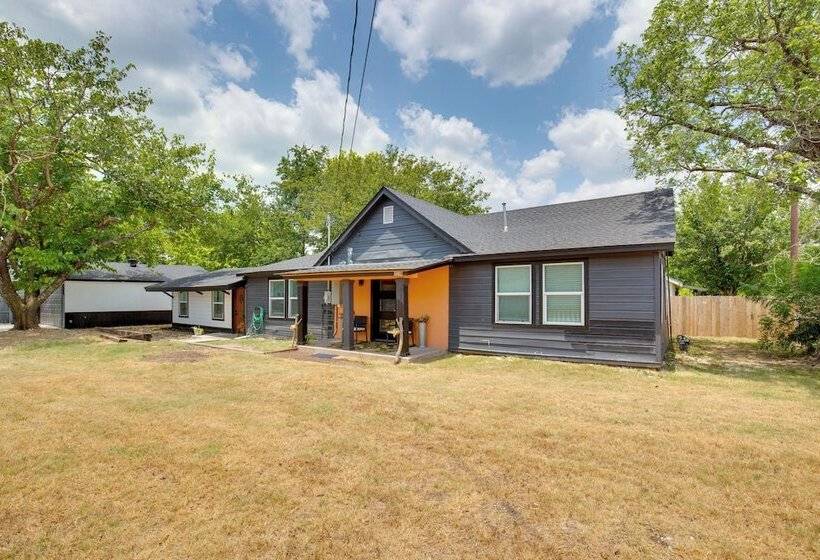 Cedar Hill Home W/ Fenced Patio, Grill & Foosball!