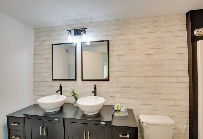 Cedar Hill Home W/ Fenced Patio, Grill & Foosball!