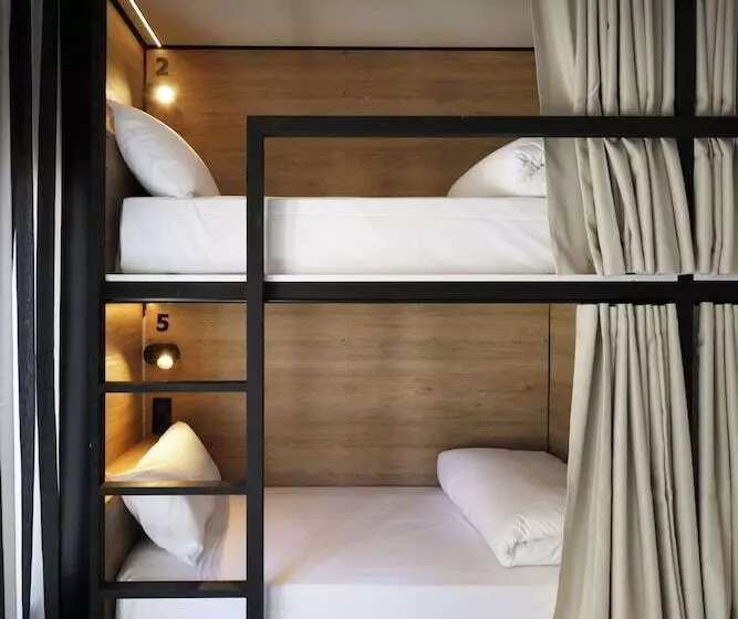 Hotelli Black And White Hostel Palamós