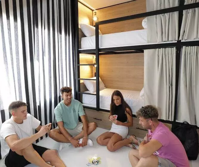 Hotelli Black And White Hostel Palamós