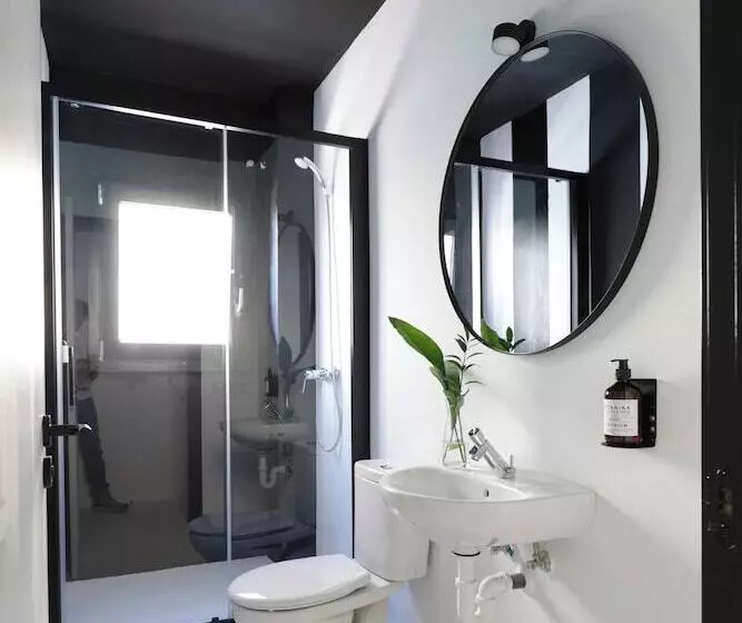 Hotelli Black And White Hostel Palamós