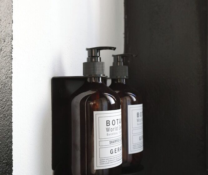 Hotelli Black And White Hostel Palamós