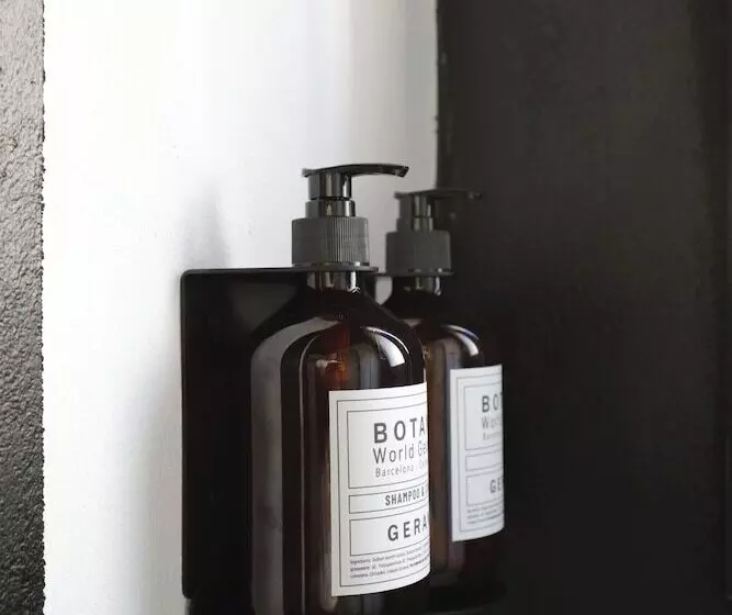 Hotelli Black And White Hostel Palamós