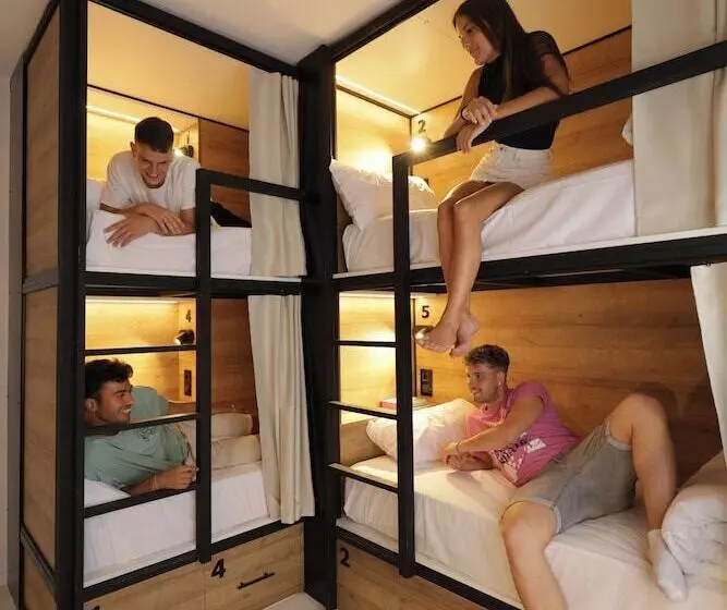 Hotelli Black And White Hostel Palamós