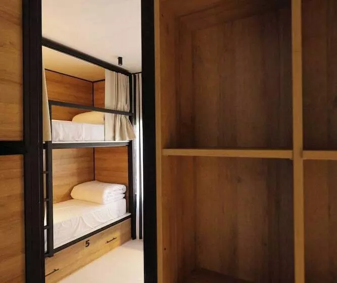 Hotelli Black And White Hostel Palamós