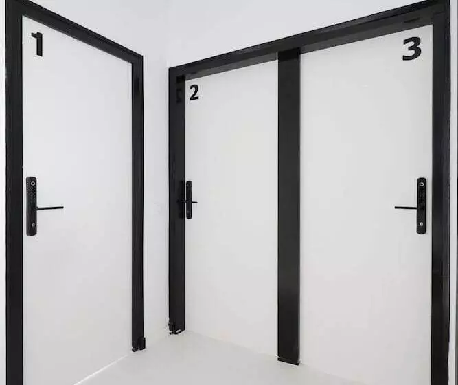 Hotelli Black And White Hostel Palamós