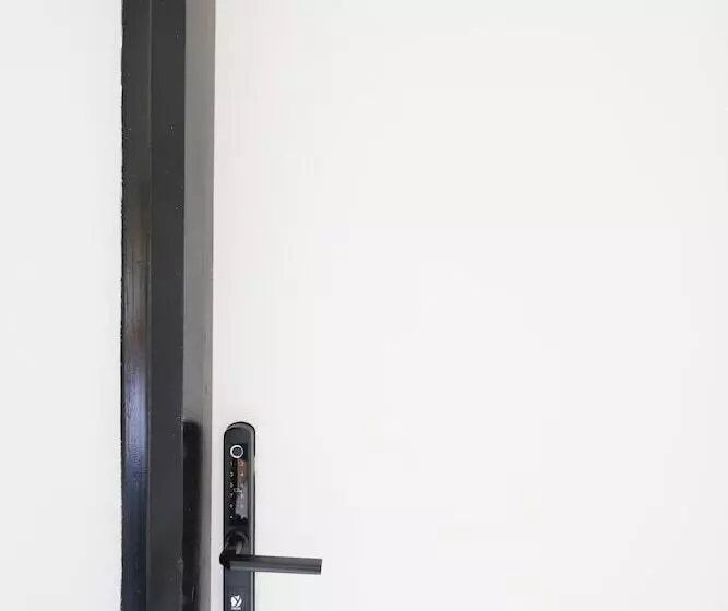 Hotelli Black And White Hostel Palamós