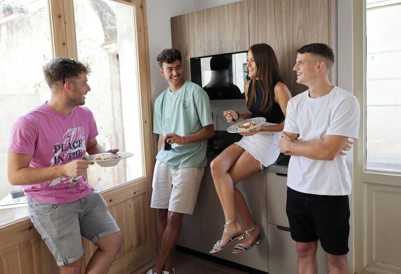 Hotelli Black And White Hostel Palamós