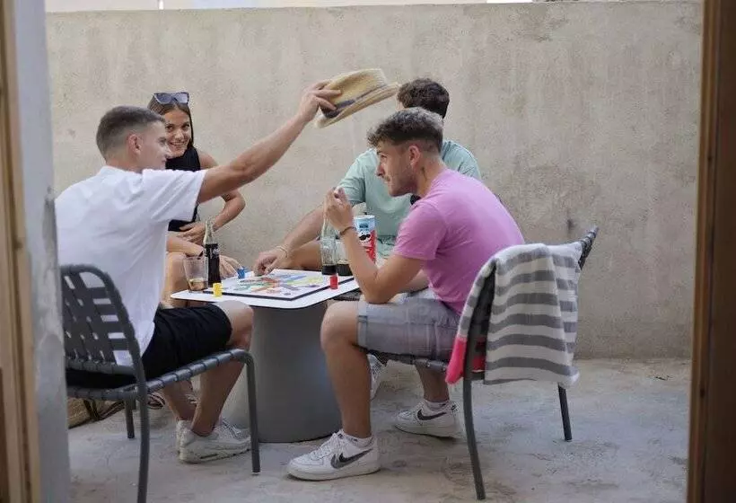 Hotelli Black And White Hostel Palamós