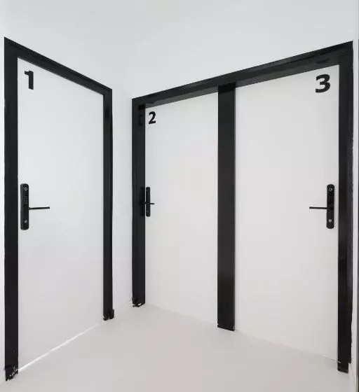 Hotelli Black And White Hostel Palamós