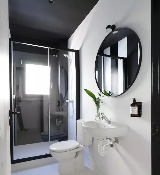 Hotelli Black And White Hostel Palamós