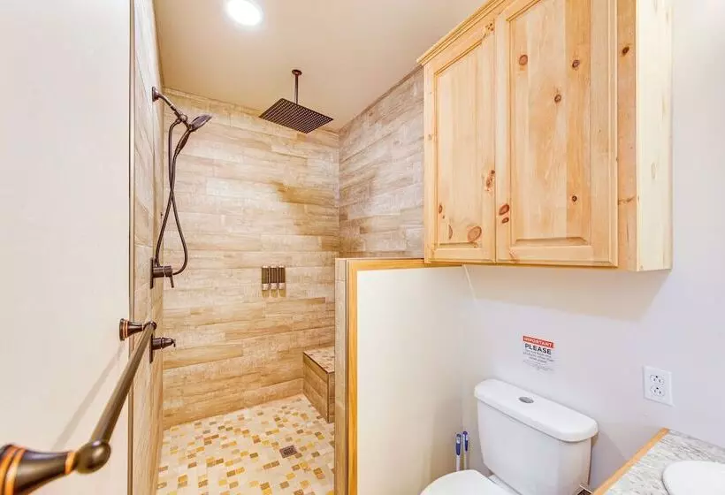 Quitman Lakefront Cabin W/ Screened Porch & Grill!