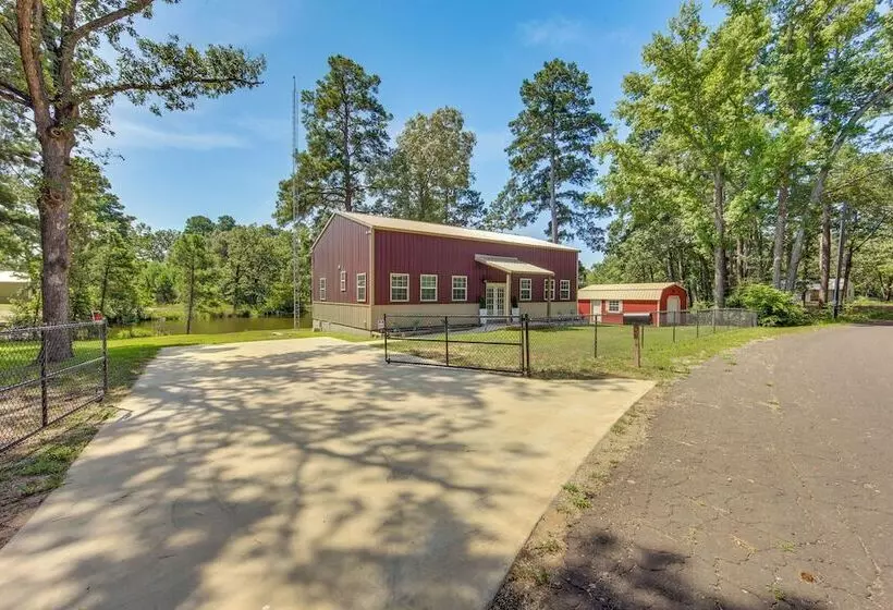 Quitman Lakefront Cabin W/ Screened Porch & Grill!