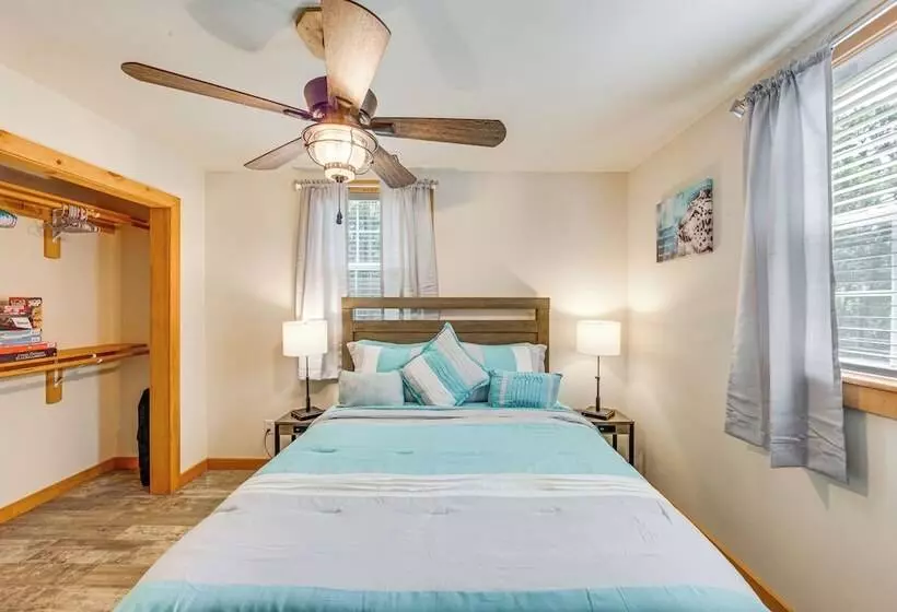 Quitman Lakefront Cabin W/ Screened Porch & Grill!