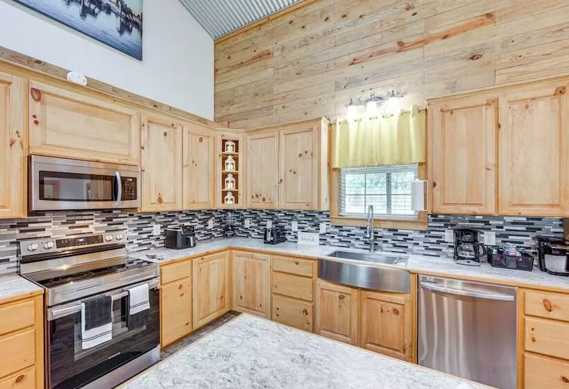 Quitman Lakefront Cabin W/ Screened Porch & Grill!