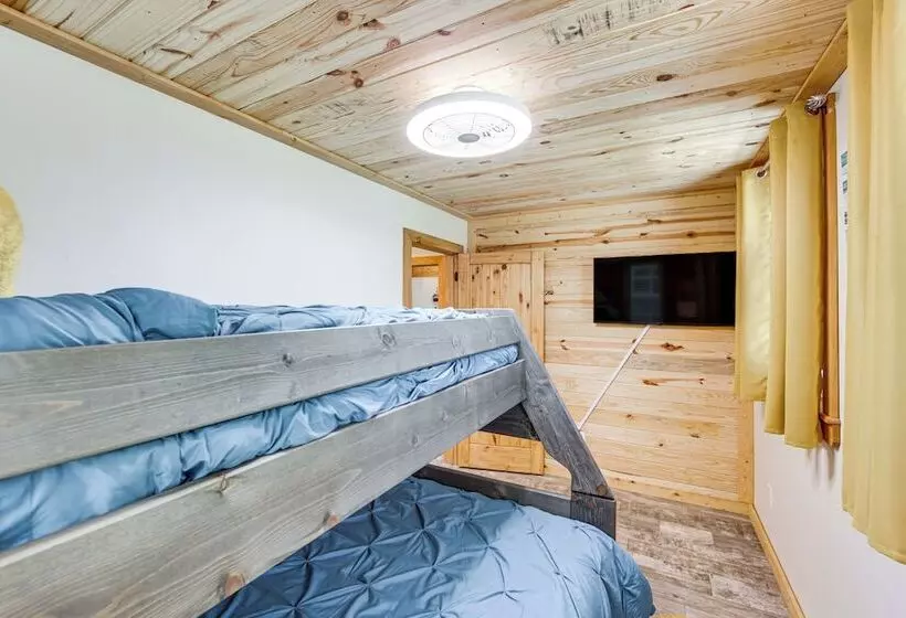 Quitman Lakefront Cabin W/ Screened Porch & Grill!