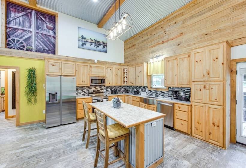 Quitman Lakefront Cabin W/ Screened Porch & Grill!